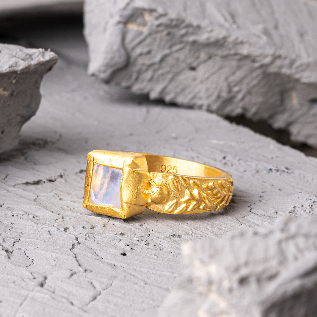 Tratto 18K Gold Plated Moonstone Silver Ring